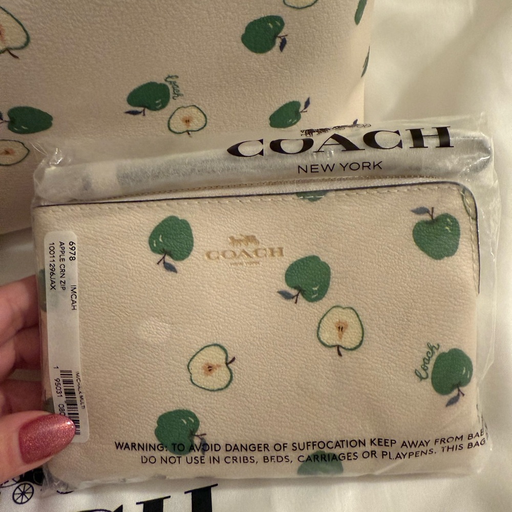 🍏Coach NWT SET White Tote with Green Apple Print and matching corner zip wallet - Picture 6 of 6